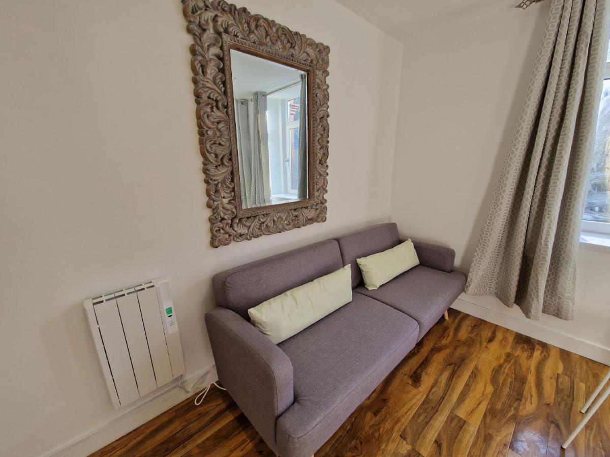 Flat 5. Modern Studio Apartment, Tynte Hotel, Mountain Ash Quakers Yard Ngoại thất bức ảnh