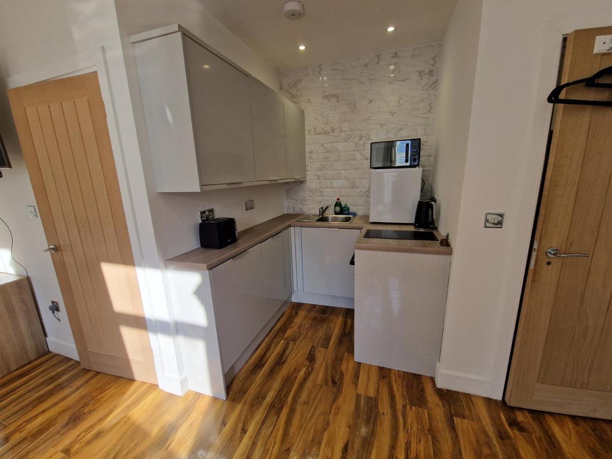 Flat 5. Modern Studio Apartment, Tynte Hotel, Mountain Ash Quakers Yard Ngoại thất bức ảnh